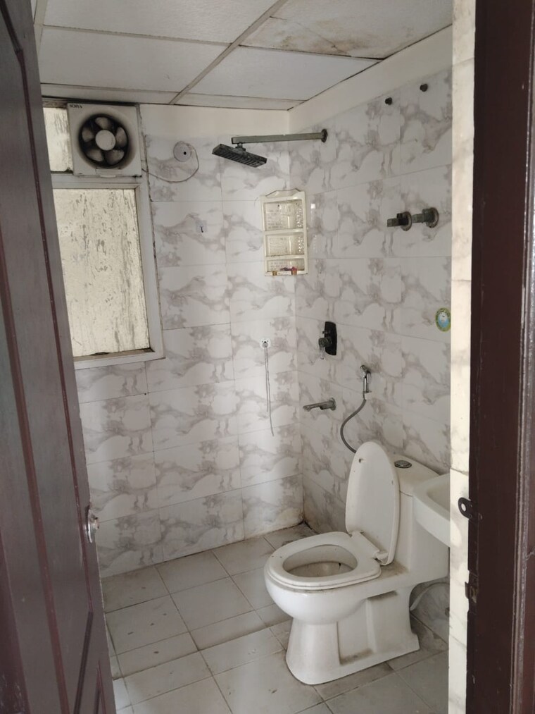 Bathroom, sethi-max-royal 2 Bedroom 895 Sq.Ft. Apartment In Sector 76 Noida 9664513