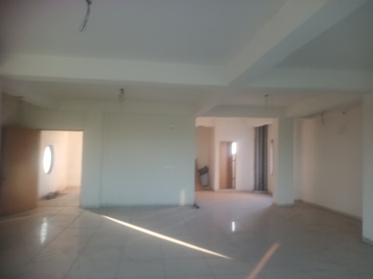 Room, manjalpur Commercial Office Space 5500 Sq.Ft. In Manjalpur Vadodara 9664503