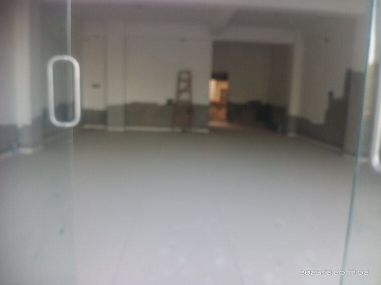 Room, manjalpur Commercial Office Space 5500 Sq.Ft. In Manjalpur Vadodara 9664503