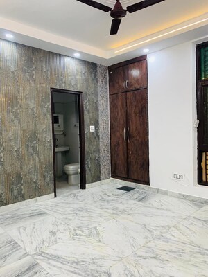 Room in 3 BHK Builder Floor at Green Fields Colony – for Rent