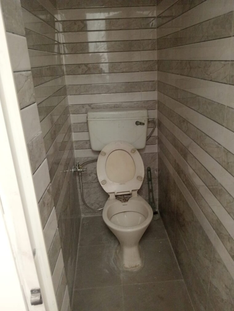 Bathroom, greater kailash i 3 Bedroom 1800 Sq.Ft. Builder Floor In Greater Kailash I Delhi 9664607