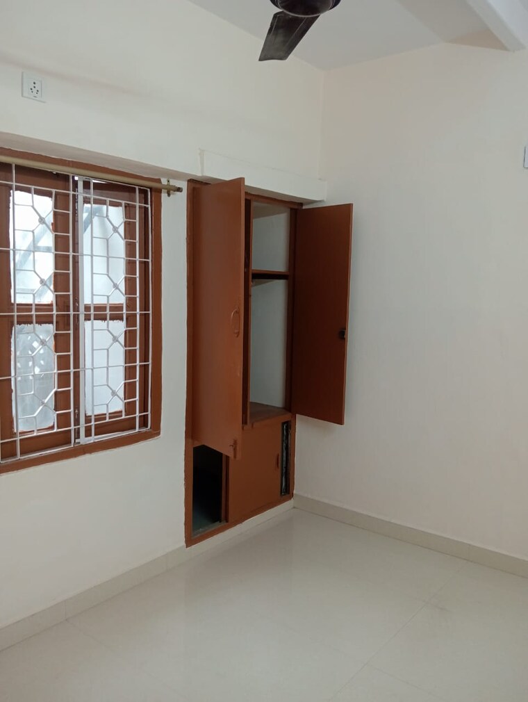 Room, lajpat nagar ii 2 Bedroom 900 Sq.Ft. Builder Floor In Lajpat Nagar ii Delhi 9664623