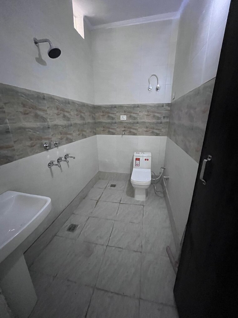 Bathroom, janakpuri 2 Bedroom 1200 Sq.Ft. Builder Floor In Janakpuri Delhi 9664627