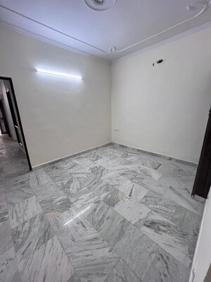 Room in 2 BHK Builder Floor at Janakpuri – for Rent