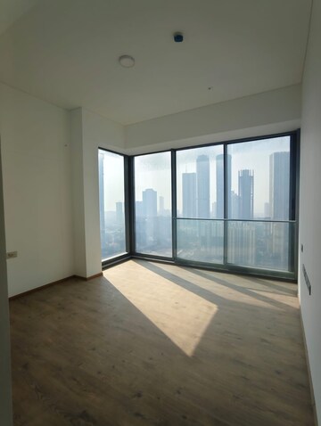 Room in 4 BHK Apartment at Rustomjee Crown, Prabhadevi – for Rent