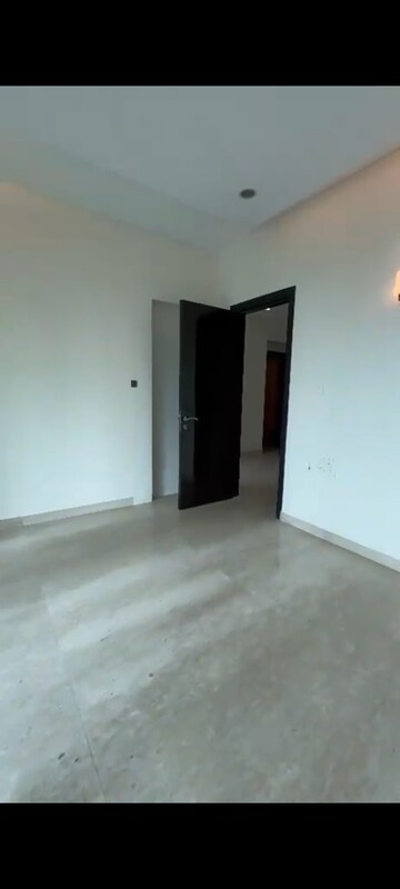 Room in 4 BHK Apartment at Raheja Atlantis, Lower Parel – for Rent