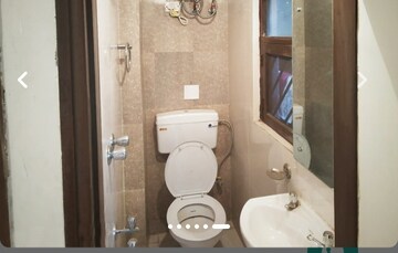 Bathroom in 1.5 BHK Builder Floor at Ramesh Nagar – for Rent