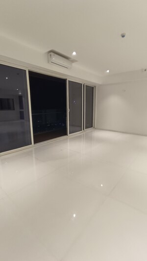 Room in 4 BHK Apartment at Raheja Imperia, Worli – for Rent