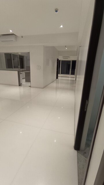 Room in 4 BHK Apartment at Raheja Imperia, Worli – for Rent