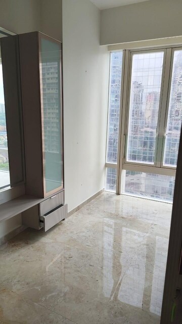 Room in 3 BHK Apartment at Indiabulls Blu, Worli – for Rent