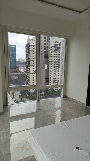 Room in 3 BHK Apartment at Indiabulls Blu, Worli – for Rent
