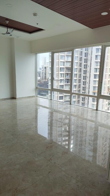 Room in 3 BHK Apartment at Indiabulls Blu, Worli – for Rent