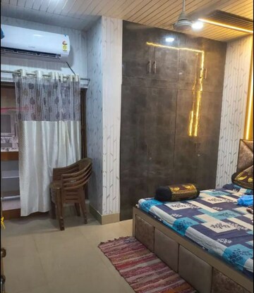 Bedroom in 2 BHK Apartment at Gomti Nagar – for Rent