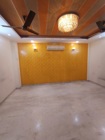 Room in 3 BHK Apartment at Navbharat Apartments, Paschim Vihar – for Rent