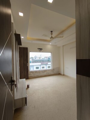 Furnished Amenities in 3 BHK Apartment at Madhur Apartment, Paschim Vihar – for Rent