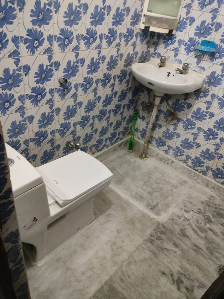 Bathroom, nipun-plaza 2 Bedroom 850 Sq.Ft. Builder Floor In Vaishali Sector 4 Ghaziabad 9665102