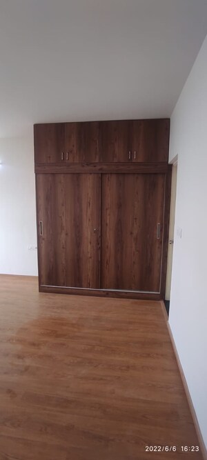 Room in 2 BHK Apartment at Mantri Lithos, Thanisandra – for Rent