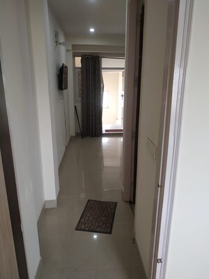Building Lobby in 1 BHK Builder Floor at DLF City Phase V, Dlf Phase V – for Rent