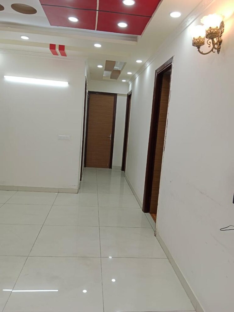 Room, saya-gold-avenue 4 Bedroom 2370 Sq.Ft. Apartment In Vaibhav Khand Ghaziabad 9665286