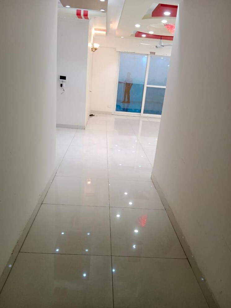 Room, saya-gold-avenue 4 Bedroom 2370 Sq.Ft. Apartment In Vaibhav Khand Ghaziabad 9665286