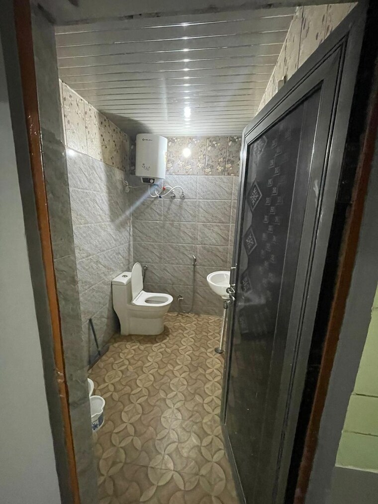 Bathroom, gomti nagar Pg For Boys & Girls In Gomti Nagar 9665293