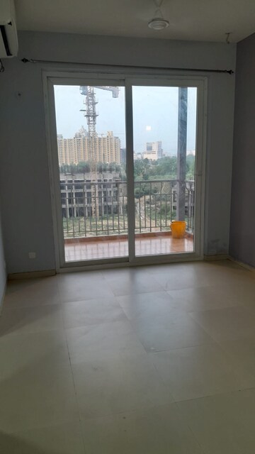 Room in 2 BHK Apartment at Supertech Hues, Sector 68 – for Rent