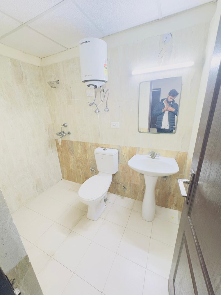 Bathroom, aims-golf-city 3.5 Bedroom 1550 Sq.Ft. Apartment In Sector 75 Noida 9665339