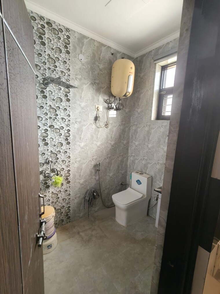 Bathroom, sector 9 2.5 Bedroom 160 Sq.Yd. Builder Floor In Sector 9 Gurgaon 9665431