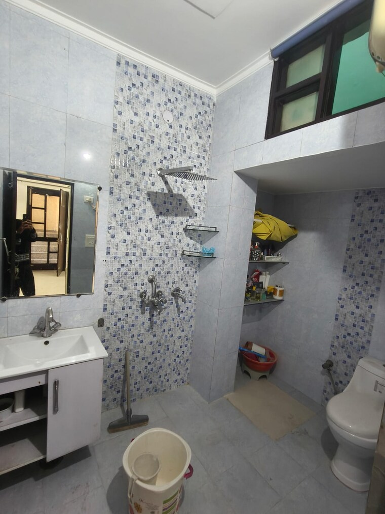 Bathroom, sector 9 2.5 Bedroom 160 Sq.Yd. Builder Floor In Sector 9 Gurgaon 9665431