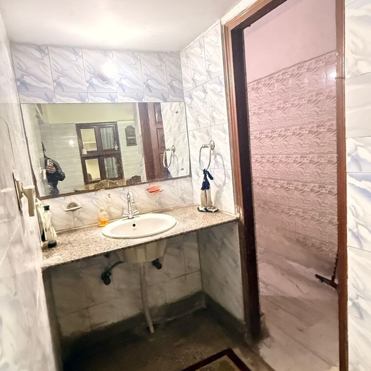 Other, chattarpur 3 Bedroom 1000 Sq.Ft. Builder Floor In Chattarpur Delhi 9665477