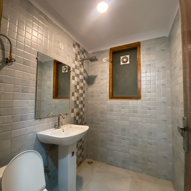 Bathroom, chattarpur 2 Bedroom 850 Sq.Ft. Builder Floor In Chattarpur Delhi 9665490
