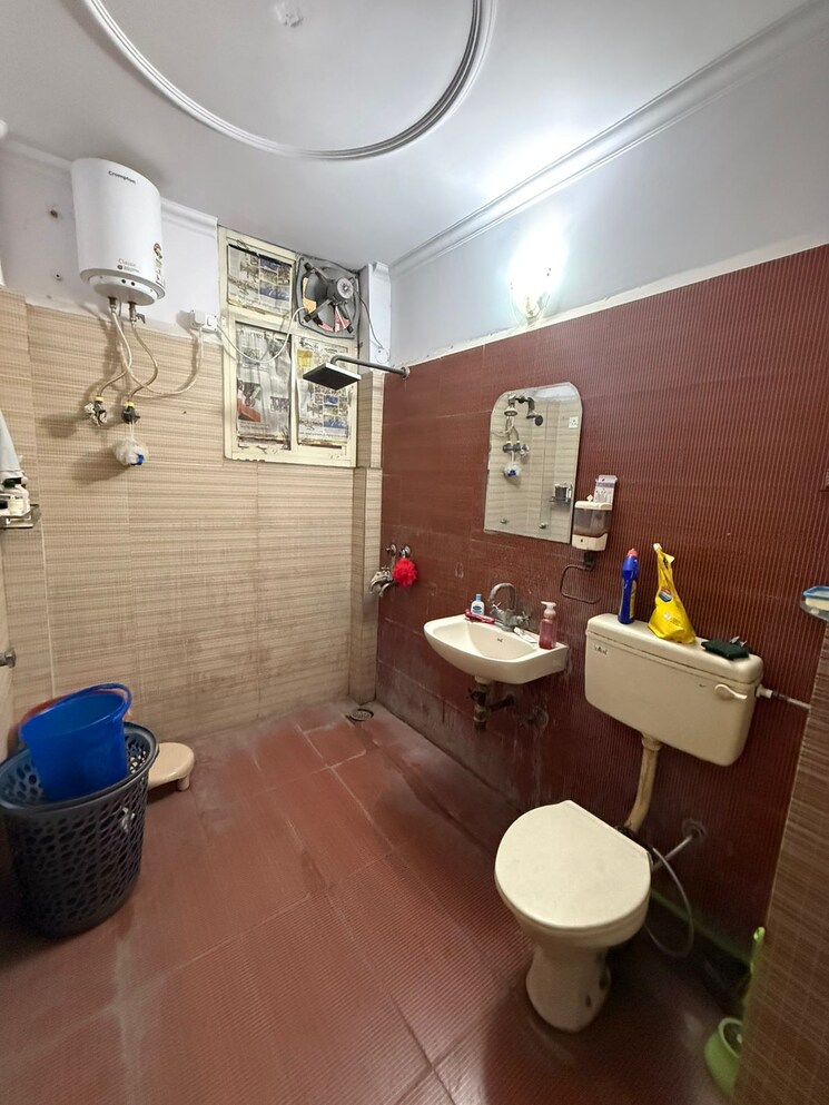 Bathroom, paschim vihar 3 Bedroom 1200 Sq.Ft. Apartment In Paschim Vihar Delhi 9665543