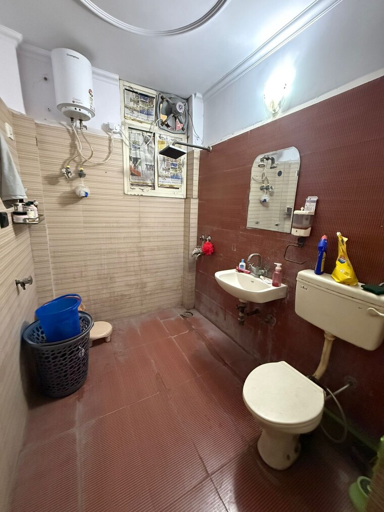 Bathroom, paschim vihar 3 Bedroom 1200 Sq.Ft. Apartment In Paschim Vihar Delhi 9665543