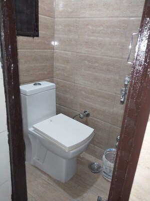 Bathroom in 1.5 BHK Apartment at Paschim Vihar – for Rent