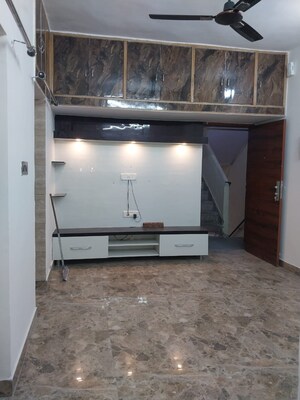 Room in 1.5 BHK Apartment at Paschim Vihar – for Rent