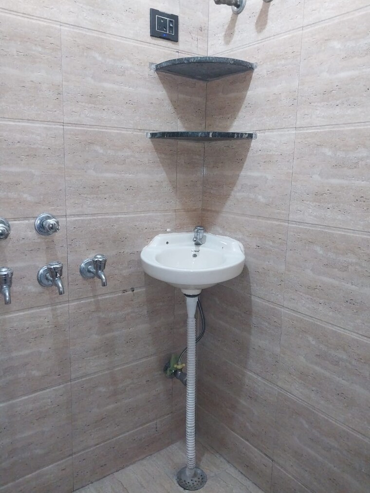 Bathroom, paschim vihar 1.5 Bedroom 600 Sq.Ft. Apartment In Paschim Vihar Delhi 9665564
