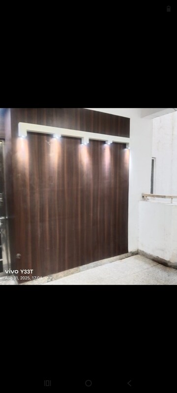 Room in 2.5 BHK Apartment at Antriksh Golf View, Sector 78 – for Rent