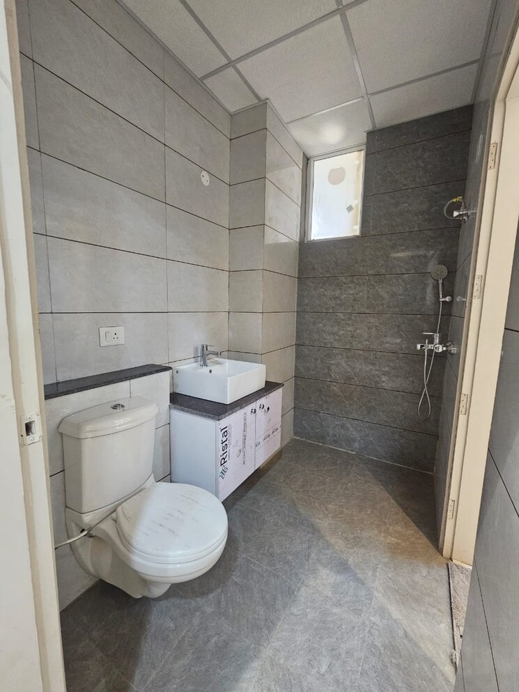 Bathroom, sbp-gateway-of-dreams 3 Bedroom 1900 Sq.Ft. Apartment In Dhakoli Zirakpur 9665566