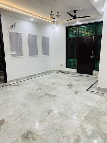 Room in 3 BHK Builder Floor at Sector 37 – for Rent