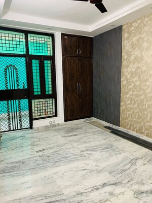 Room in 3 BHK Builder Floor at Sector 37 – for Rent