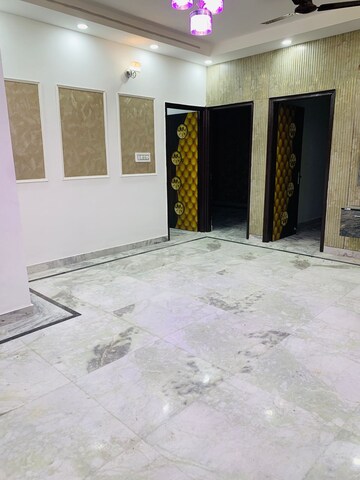 Room in 3 BHK Builder Floor at Sector 37 – for Rent