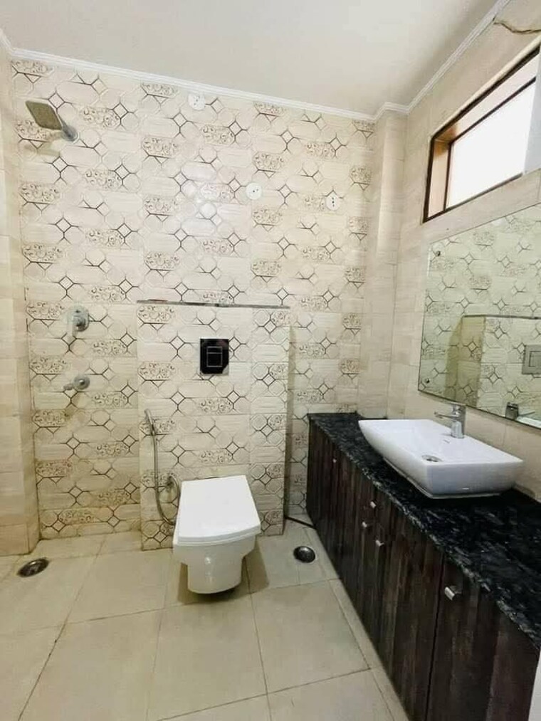 Bathroom, freedom fighters enclave 3 Bedroom 1500 Sq.Ft. Apartment In Freedom Fighters Enclave Delhi 9665712