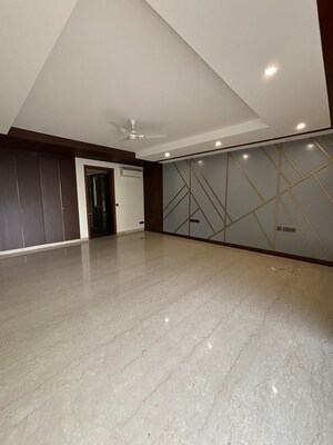 Room in 4 BHK Apartment at DLF City Phase V, Dlf Phase V – for Sale