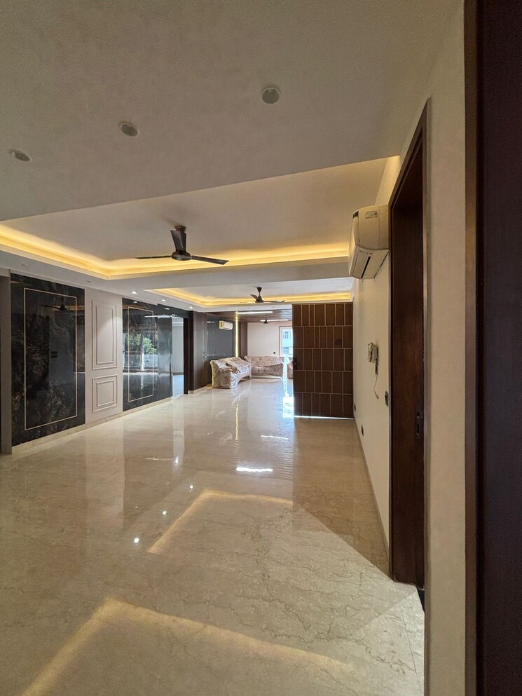  Parking, dlf-city-phase-v 4 Bedroom 500 Sq.Yd. Apartment In Dlf Phase V Gurgaon 9665740