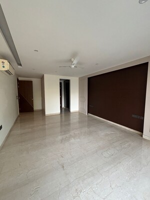 Room in 4 BHK Apartment at DLF City Phase V, Dlf Phase V – for Sale