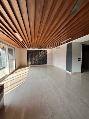 Balcony in 4 BHK Apartment at DLF City Phase V, Dlf Phase V – for Sale