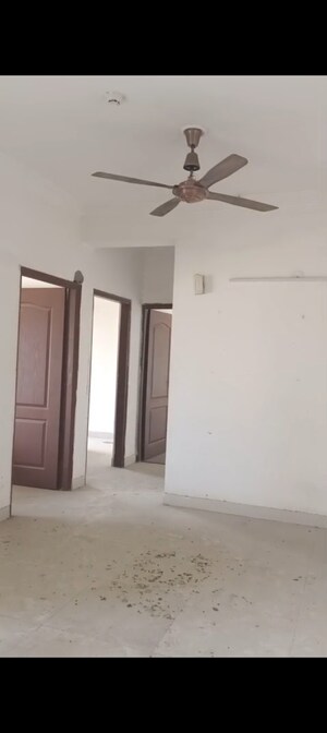 Room in 3 BHK Apartment at Trident Embassy, Sector 1 Greater Noida – for Rent