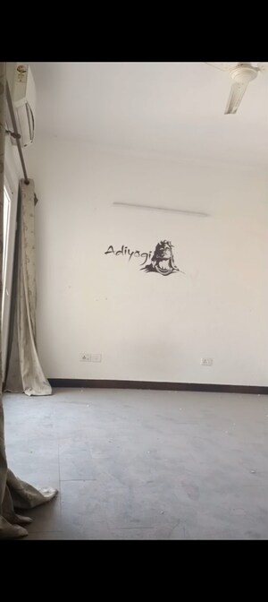 Room in 3 BHK Apartment at Trident Embassy, Sector 1 Greater Noida – for Rent