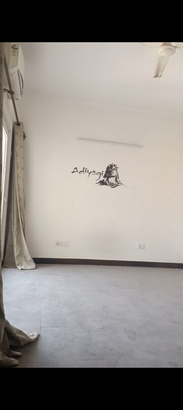 Room in 3 BHK Apartment at Trident Embassy, Sector 1 Greater Noida – for Rent