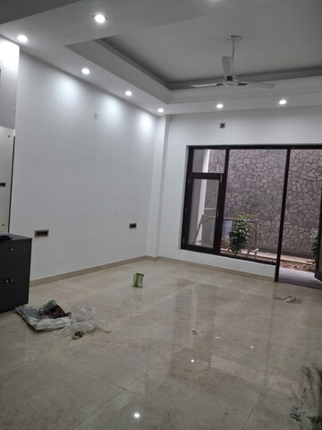 Room in 4 BHK Builder Floor at Sector 21a – for Rent